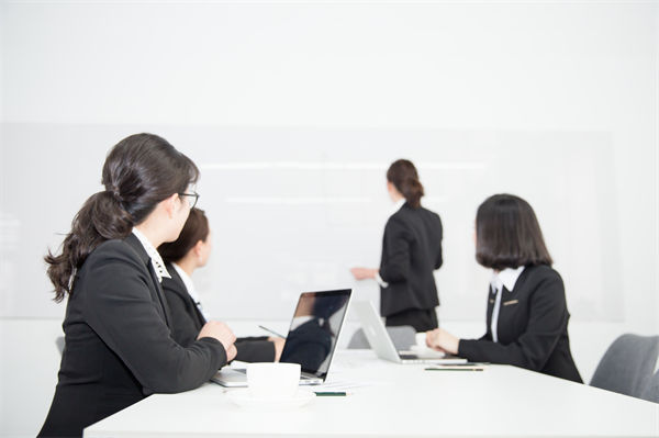 員工培訓(xùn)無(wú)效、成長(zhǎng)慢，人力資源管理怎樣定制高效方案？